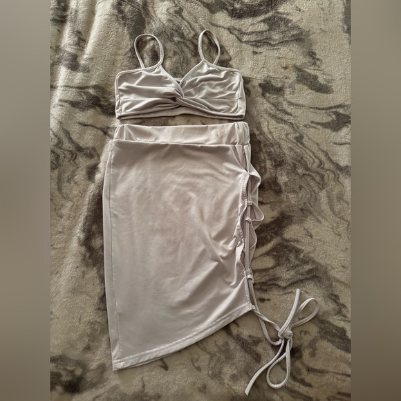 White two piece set - Picture 2 of 3